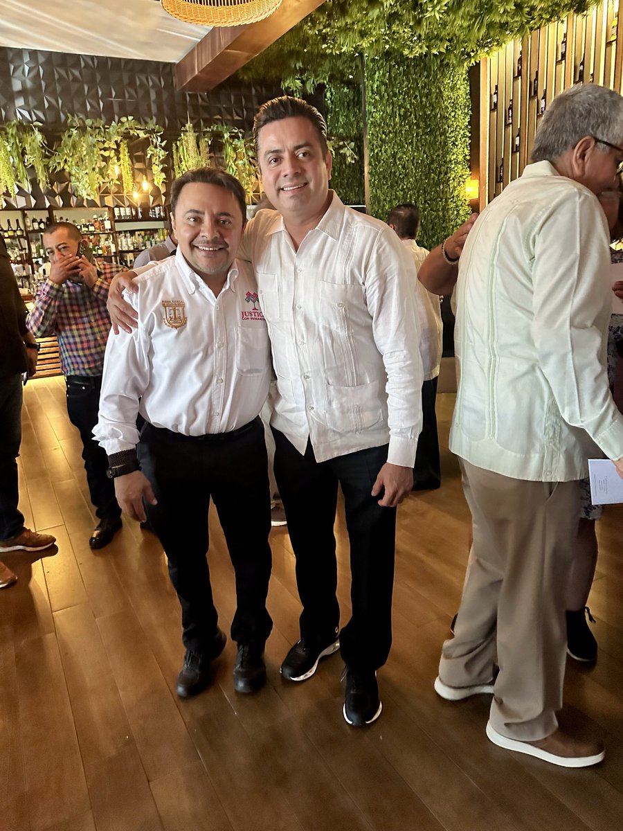 bafiarmando's tweet photo. Una reunión inusual con el Presidente del Judicial del Estado de Chiapas, Dr. @Jcmorenog , bienvenido siempre a la Perla del #Soconusco, #Chiapas. #QueSiganLosExitos @destacar https://t.co/lQF4trxWDV