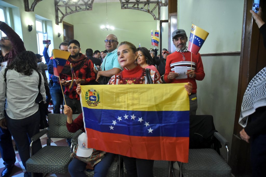 Diversas organizaciones juveniles, sociales y políticas, así como campesinas y sindicales crean frente de solidaridad con Venezuela. Marcharán el sábado 10 de enero 11am, del Ángel a la Plaza Palestina en la CDMX. Fotos: <a href="/alexmelon/">Alejandro Meléndez @alexmelon.bsky.social</a>