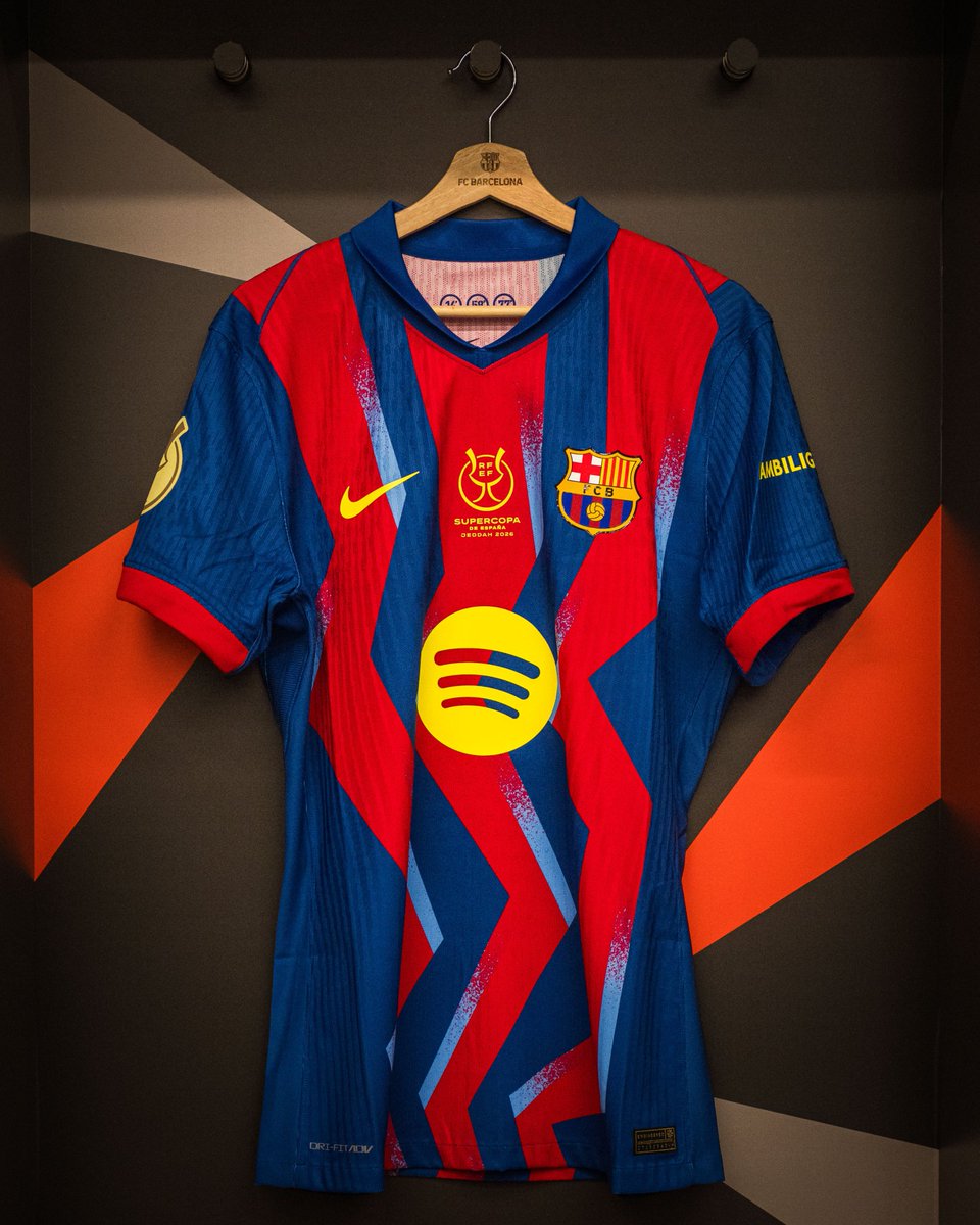 PenyaAlmogavers's tweet photo. Experiments de màrqueting que desvirtuen la història de la nostra samarreta. 
Doblegats al futbol negoci que obliga a jugar a milers de km lluny de casa i en un país on no es respecten els Drets Humans. 
Una vegada més cridem: #NoAlFutbolModern. 
#againstmodernfootball https://t.co/rXOmqV1pMY