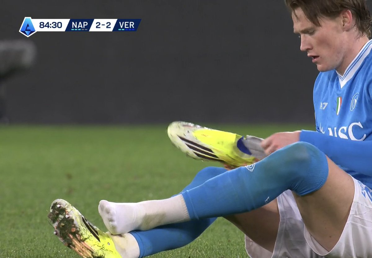 TouchlineX's tweet image. 📸 - Scott Mctominay is fixing his shoe, is there anything this boy can't do.