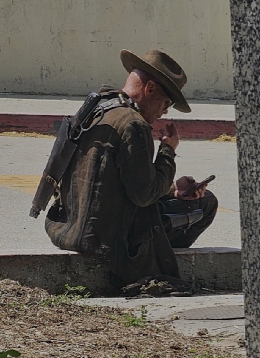 ghoulcymax's tweet image. oh to get a pic of the ghoul smoking with his big peepaw glasses on