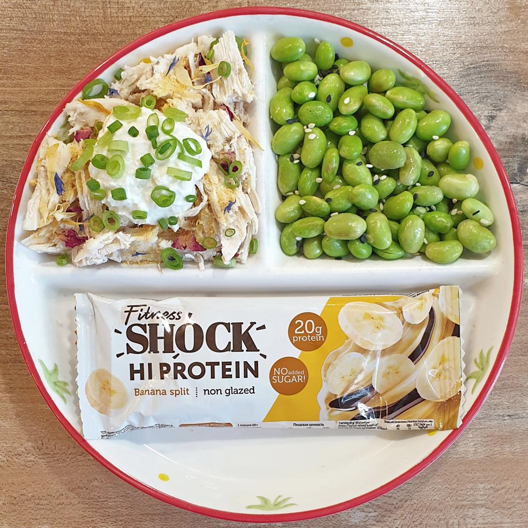 raincandyED's tweet image. Dinnertime~~

• boiled chicken breast
  + orange zest, edible petals
  + cottage cheese
  + spring onion
• edamame
  + sesame
• FS bar, banana split 🍌

324cals
8g carbs | 40g protein | 9g fat