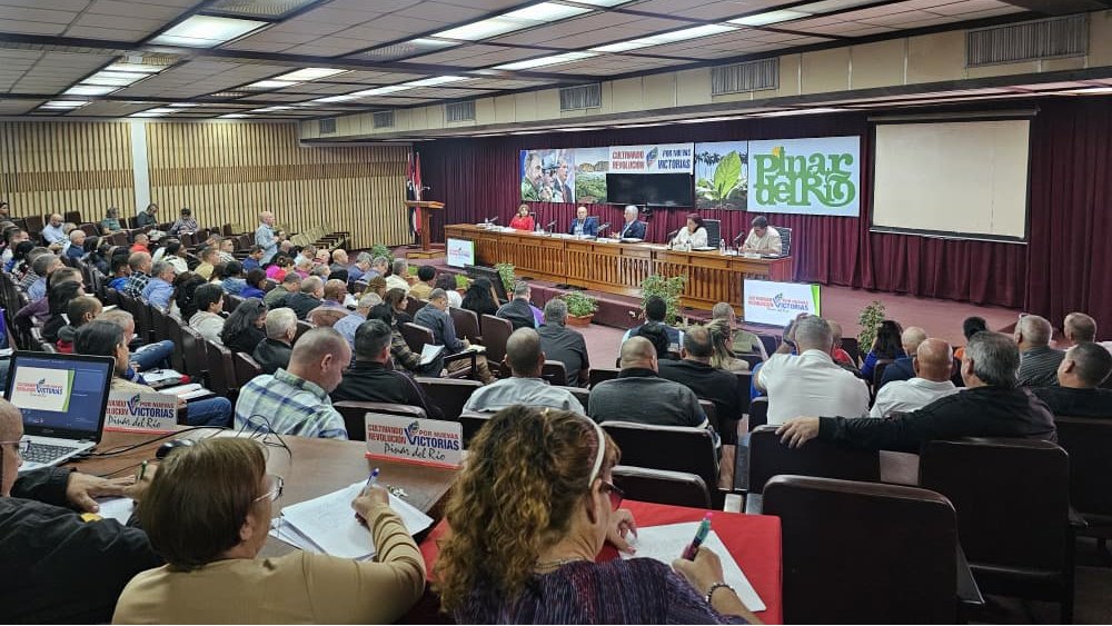 Junto a <a href="/DiazCanelB/">Miguel Díaz-Canel Bermúdez</a> participamos en el Pleno Extraordinario del Comité Provincial del Partido en #PinarDelRío. Evaluamos la implementación de los acuerdos del XI Pleno del CCPCC y enfatizamos en el papel de la militancia del Partido. #UnidosXCuba