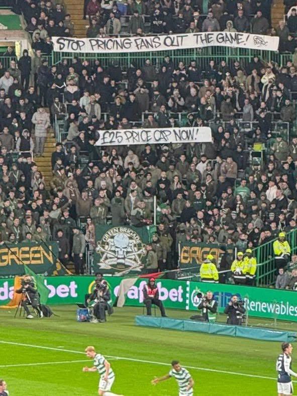 Ciaran_McB's tweet image. Falkirk v Celtic - £25
Celtic v Falkirk - £36

Well done @FalkirkFC and hopefully all other clubs are able to follow the trend, including @CelticFC.

Stop pricing fans out the game. £25 price cap now.