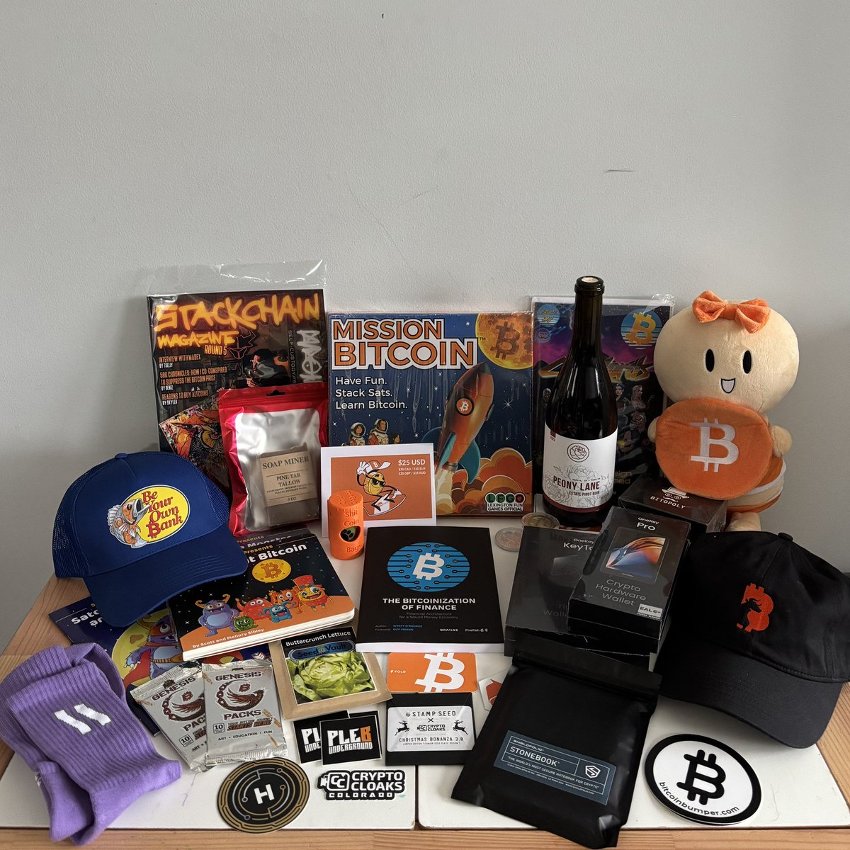 My Christmas Bonanza bundle has arrived!! Thanks Rick and everyone who made the Bonanza possible!

Each and every one of these items are helping push bitcoin forward!

<a href="/CryptoCloaks/">CryptoCloaks™ 🤘</a>