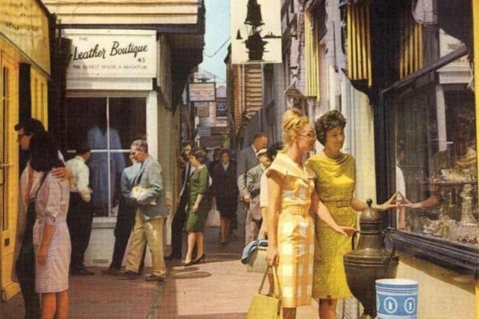 Neighbo_7's tweet image. Smart people in their 60s enjoying #Brighton dancing. In #Britain is better 🇬🇧, Britain is better