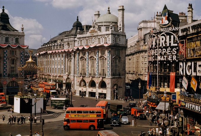 Neighbo_7's tweet image. The beautiful Piccadilly, #London, in a photo from the summer of 1953 AD. The right of the photo shows the way advertisements were previously displayed.