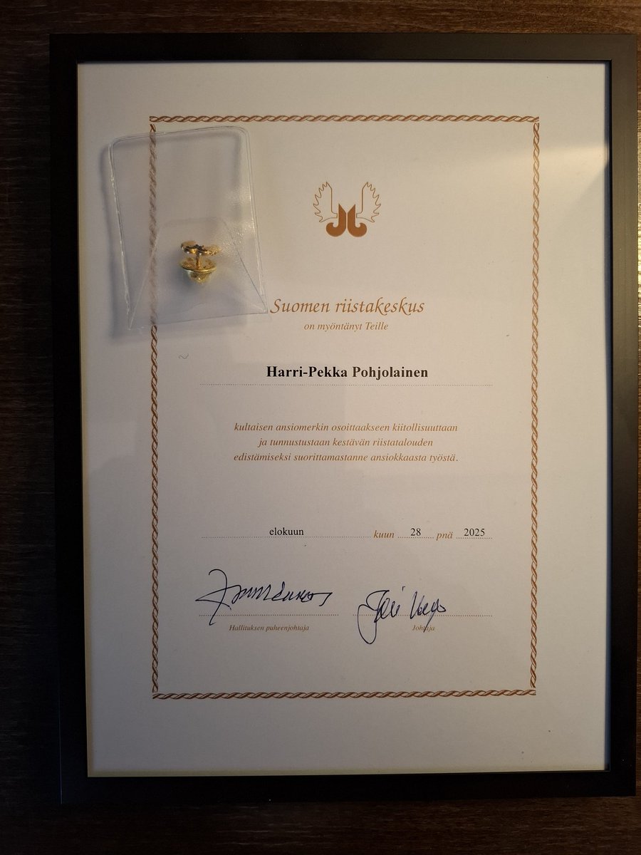 Sain tänään Suomen riistakeskuksen kultaisen ansiomerkin tunnustuksena työstäni kestävän riistatalouden edistämiseksi. Kiitollinen luottamuksesta ja yhteistyöstä – työ taustalla edelleen jatkuu! <a href="/PoliisiIS/">Itä-Suomen poliisi</a>