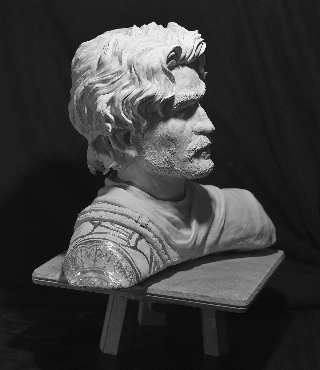 Emile_DENIS's tweet image. “Gustave,” clay and gold leaf, H: 35 cm.

And after several days/weeks of work and 25 kg of clay, here is my latest “little” bust.

A big congratulations to sandfall and the actors for their fabulous work!!
#ClairObscurExpedition33 #Expedition33 #gustave