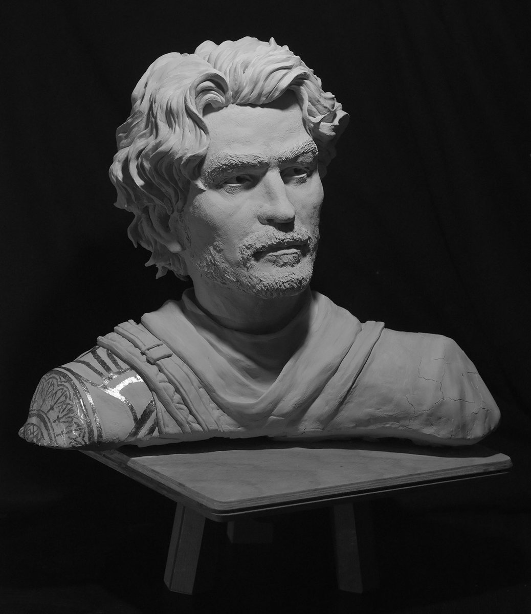 Emile_DENIS's tweet image. “Gustave,” clay and gold leaf, H: 35 cm.

And after several days/weeks of work and 25 kg of clay, here is my latest “little” bust.

A big congratulations to sandfall and the actors for their fabulous work!!
#ClairObscurExpedition33 #Expedition33 #gustave