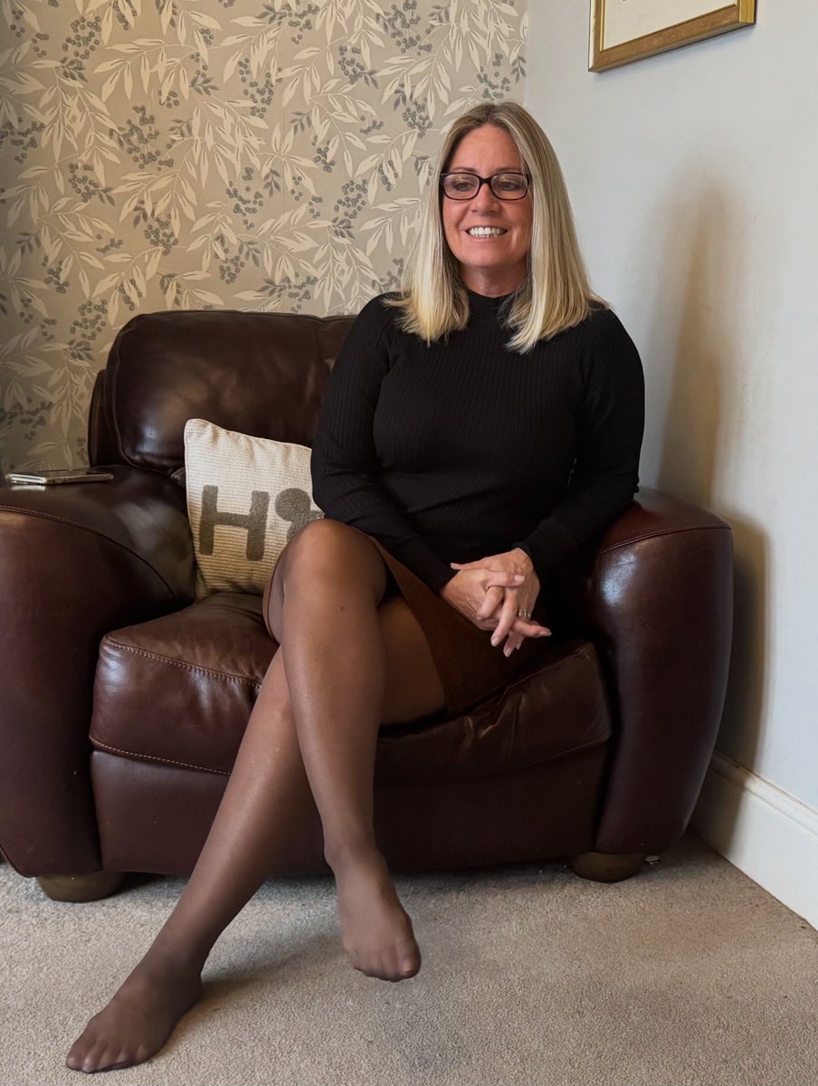 smokeyplaces20's tweet photo. Warm tights are always the key ❤️❤️💋💋👠
Today’s outfit details:
• Cute short skirt from Fat Face
• Warm, cosy jumper from John Lewis
• 20 denier tan tights from Wolford
• And of course, my trusty work shoes —
#OOTD
#WinterOutfit
#OfficeStyle
#CosyLook https://t.co/GG9lkxM4Eh