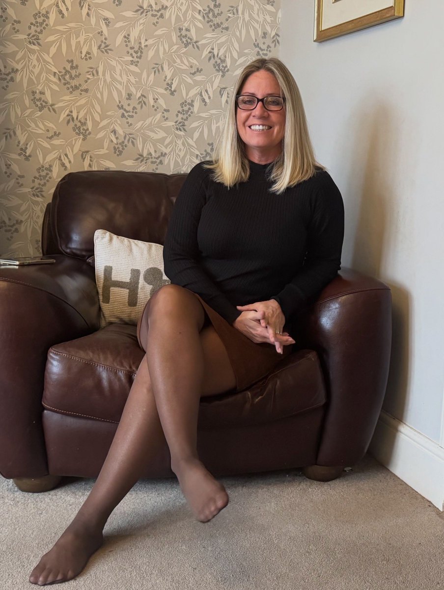 smokeyplaces20's tweet photo. Warm tights are always the key ❤️❤️💋💋👠
Today’s outfit details:
• Cute short skirt from Fat Face
• Warm, cosy jumper from John Lewis
• 20 denier tan tights from Wolford
• And of course, my trusty work shoes —
#OOTD
#WinterOutfit
#OfficeStyle
#CosyLook https://t.co/GG9lkxM4Eh