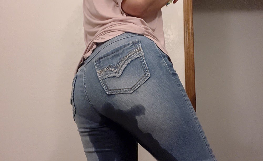 princessaomo's tweet photo. a screencap from a custom i recently did..is it noticeable? 😭 #omorashi #wetting https://t.co/497hIvfyBo