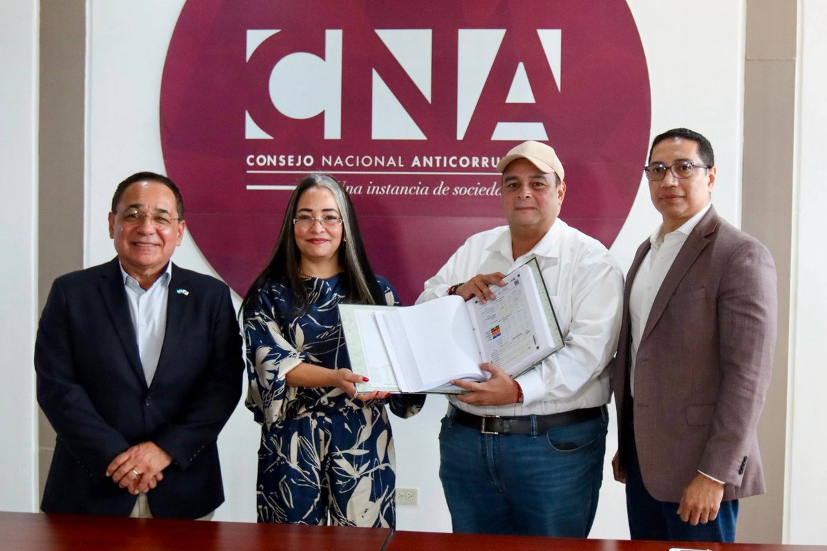 JorgeAldanaB's tweet photo. Hoy entregamos al Consejo Nacional Anticorrupción las 435 actas que no fueron contabilizadas en el escrutinio especial por el Consejo Nacional Electoral y que nos dan la victoria con el apoyo y la credibilidad del pueblo capitalino.📁🗳️👩🏻‍💼

Confiamos en la sociedad civil, que al igual que nosotros, velará por la transparencia de este proceso para hacer valer la voluntad popular.☝️🏼

No contar estas actas violenta el derecho de más de 100 mil capitalinos que salieron a votar, y no se está tomando en cuenta su voto. 🙌🏼✅