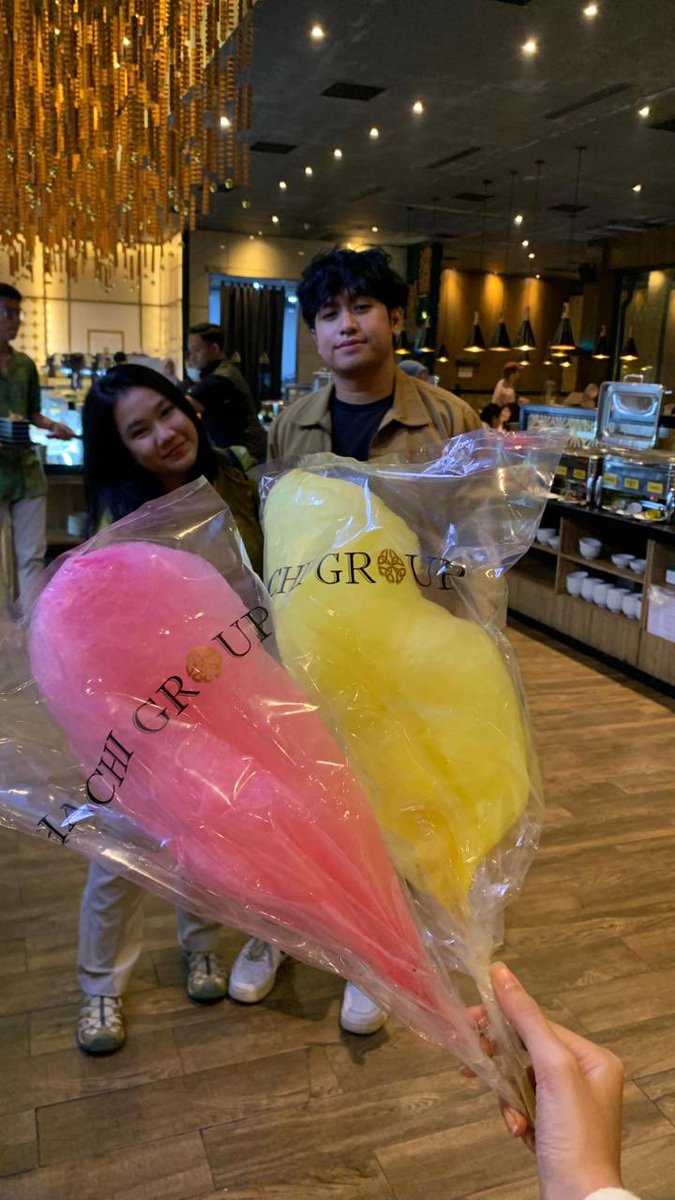 ulang tahun pertamaku bareng pacar😋🤏🏻 thankyouu sayangku vinha untuk kejutan kue moo gemasnya, thankyouu udh jajanin dan kadoin aku mahal mahal yaa bebe🥺❤️ semoga layanan baikmu menjadi alasan lancarnya rezekimu ya sayangku i love you so much🎈🐰🫶🏻