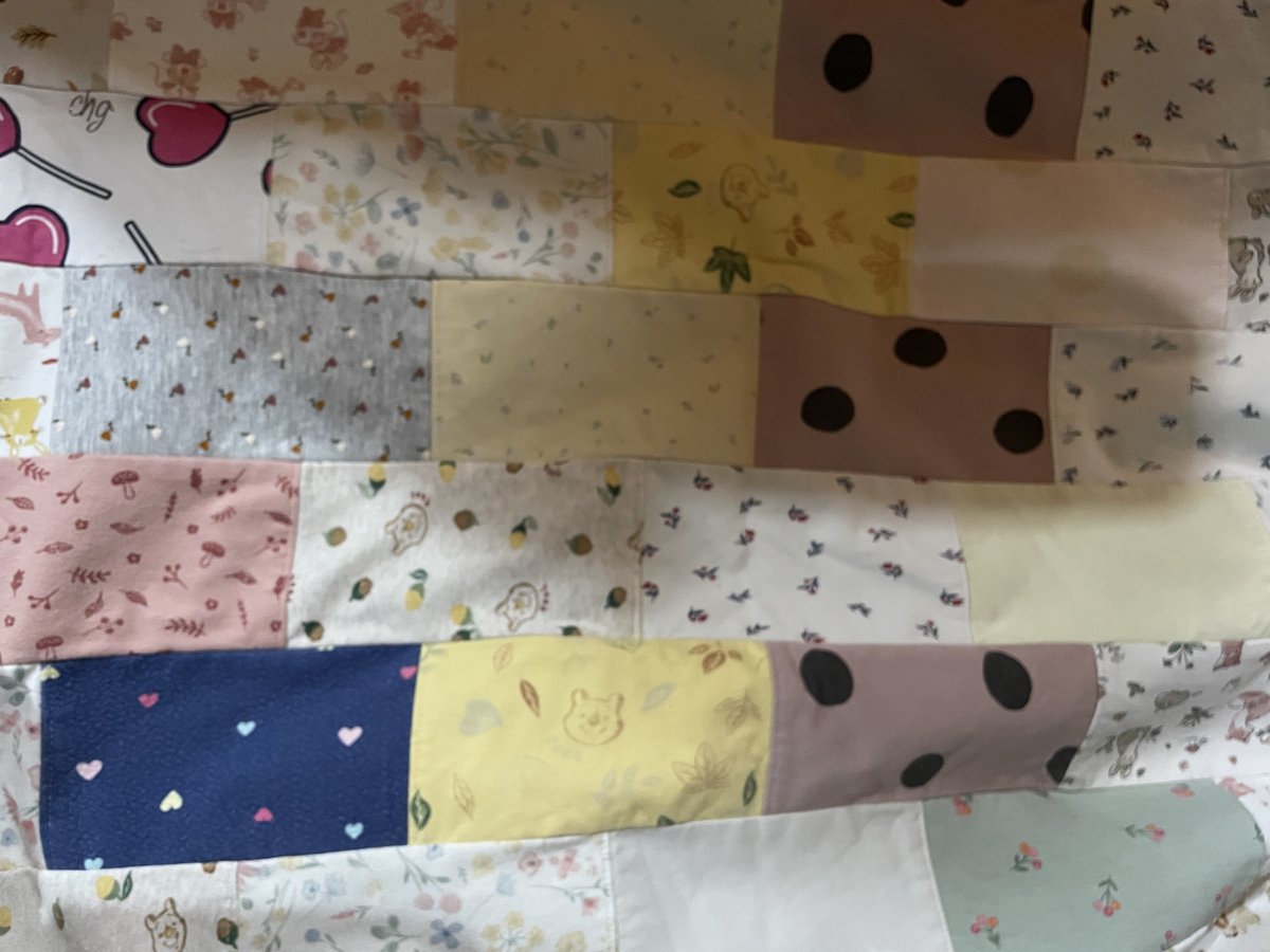 Fui guardando la ropita de bebé que se le quedaba pequeña a Álex y se la di a la tía de Aarón. Ella me ha regalado por Reyes esta colcha hecha con esa ropa.