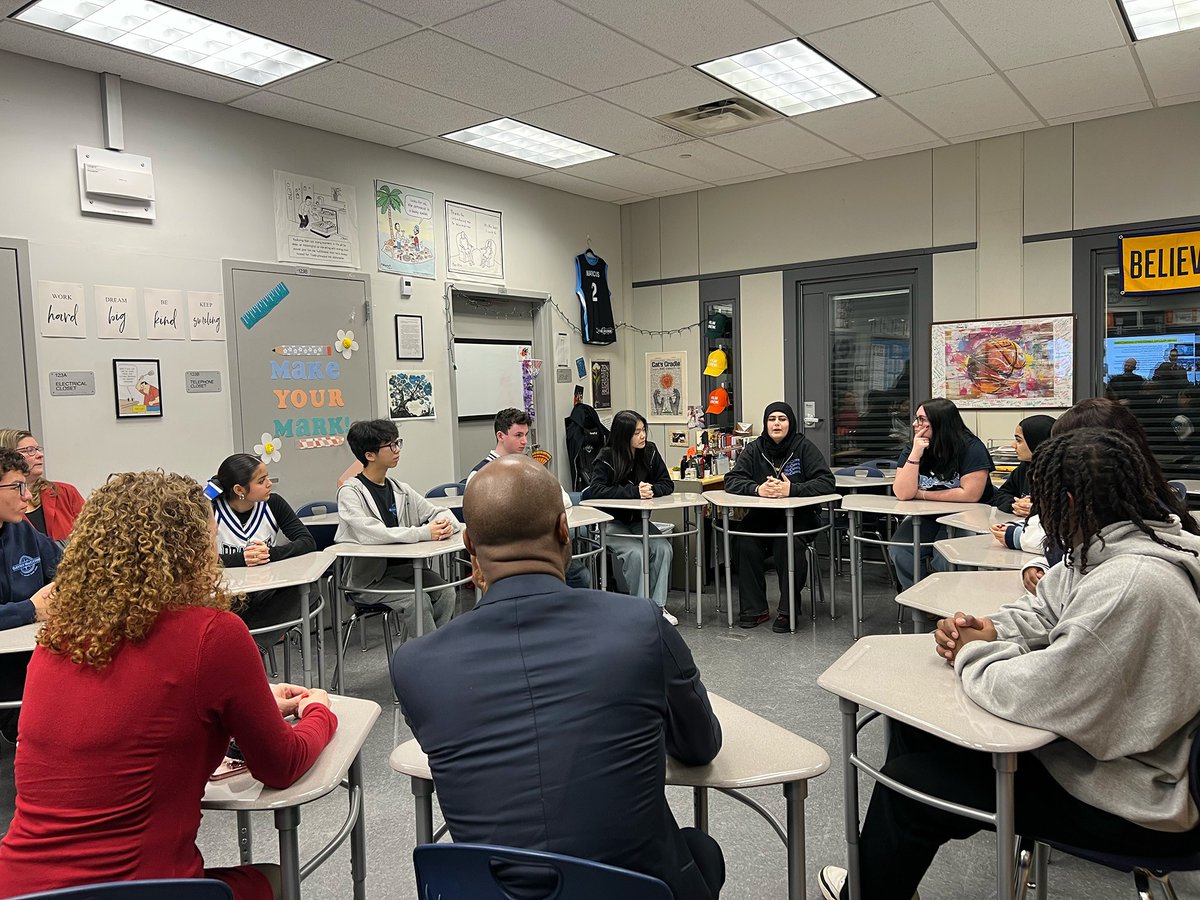 NYCOutwardBound's tweet image. .@DOEChancellor Kamar Samuels met with students @GaynorMcCownELS &amp;amp; MAELS this morning, learning about how #Crew &amp;amp; #PBL increase belonging &amp;amp; agency at school.

Thanks to Principals Maggie Tang &amp;amp; Rachel Elfassy Bartsch and @SuptCheng_CIOB for helping to arrange &amp;amp; host this visit!