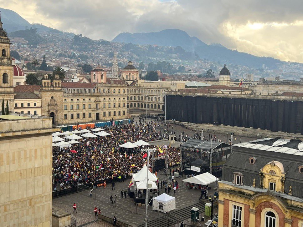 AForeroM's tweet image. Hay que reconocer que en la Plaza de Bolívar las carpas están con Petro y Maduro.