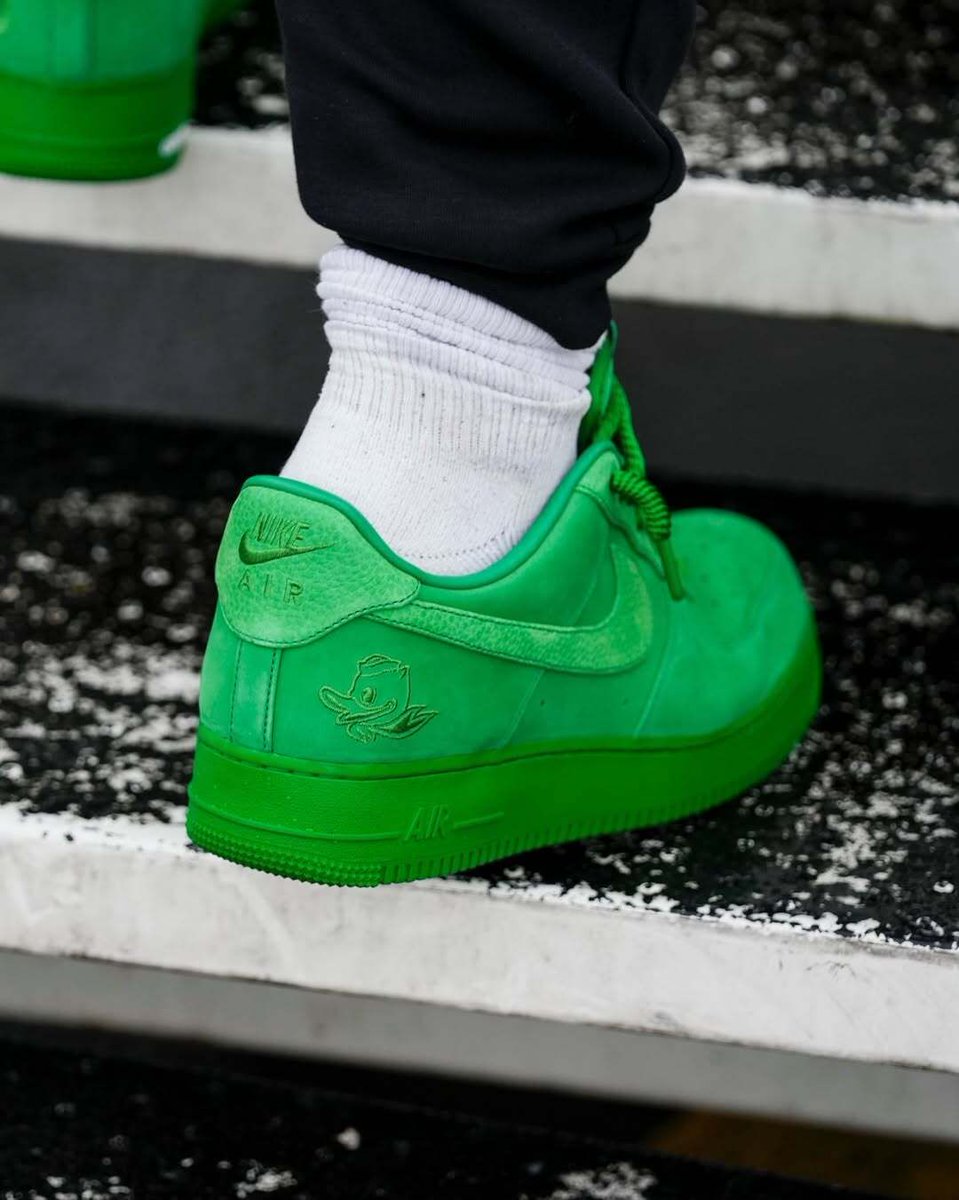 TheSiteSupply's tweet photo. CLOSE LOOK: Nike Air Force 1 Low "Apple Green" PE 🍏🦆

📸 @oregonfootball https://t.co/4ipZpYrs8h