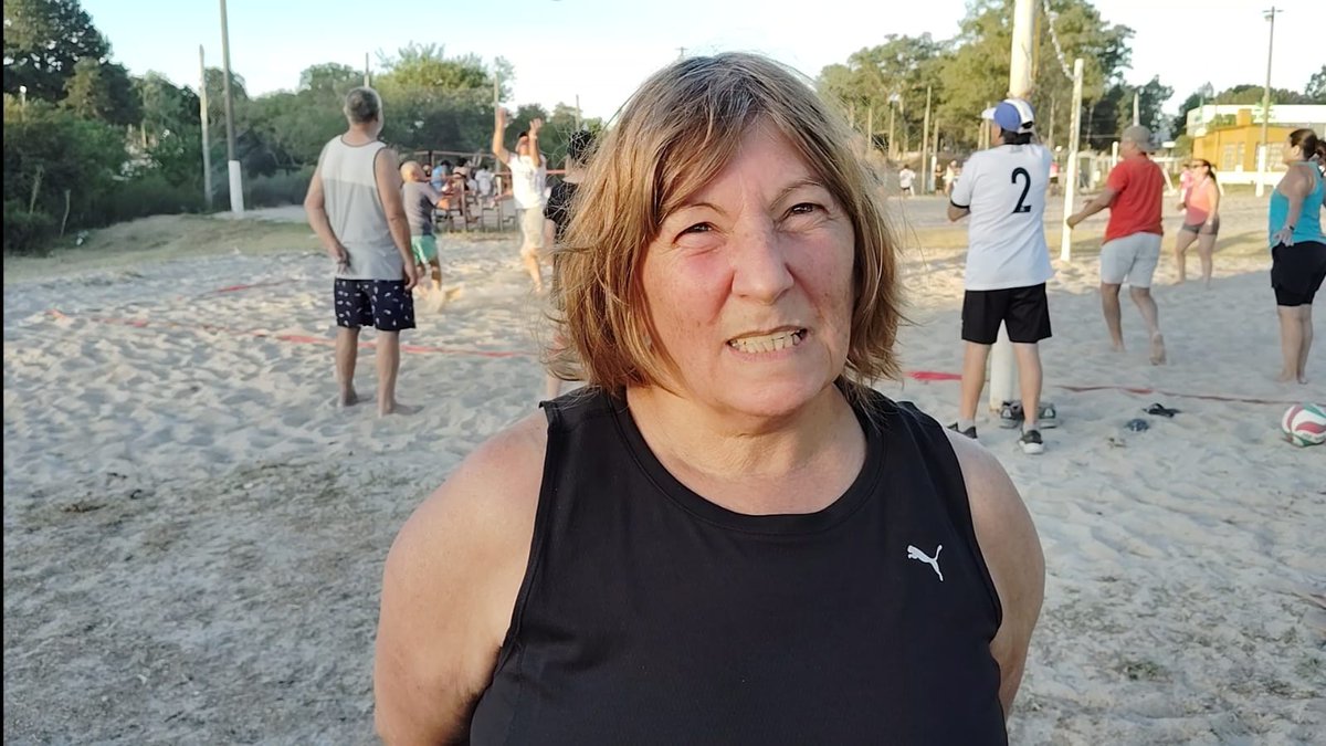 Integrantes de Newcon del Club Unión Atlética realizan su actividad de verano en las canchas de arena, ubicadas en la entrada a Florida, desplegando gratos momentos de deporte y camaradería comentaron Rosmary Sánchez y el Vasco Irazun.