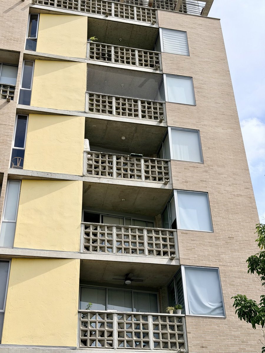 metroblock_sas's tweet photo. El equilibrio perfecto entre diseño y funcionalidad 🧱
Nuestro calado Slash 25×25×10 en color gris permite el paso de luz y ventilación, aportando carácter y modernidad a fachadas y balcones.
Ideal para proyectos que buscan estética, privacidad y durabilidad.

#Arquitectura https://t.co/WdLfGvzHg2