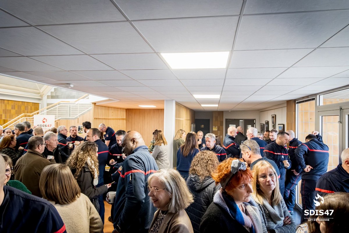 café d’accueil pour de la prise de fonctions du nouveau directeur départemental, le colonel Pierre Hierholtz. Avec la présidente du CASDIS, Mme Sophie Borderie, le colonel Xavier Pergaud, directeur départemental adjoint, et les personnels du SDIS 47
<a href="/PHierholtz/">Pierre Hierholtz</a> <a href="/xapergaud/">Xavier Pergaud</a>