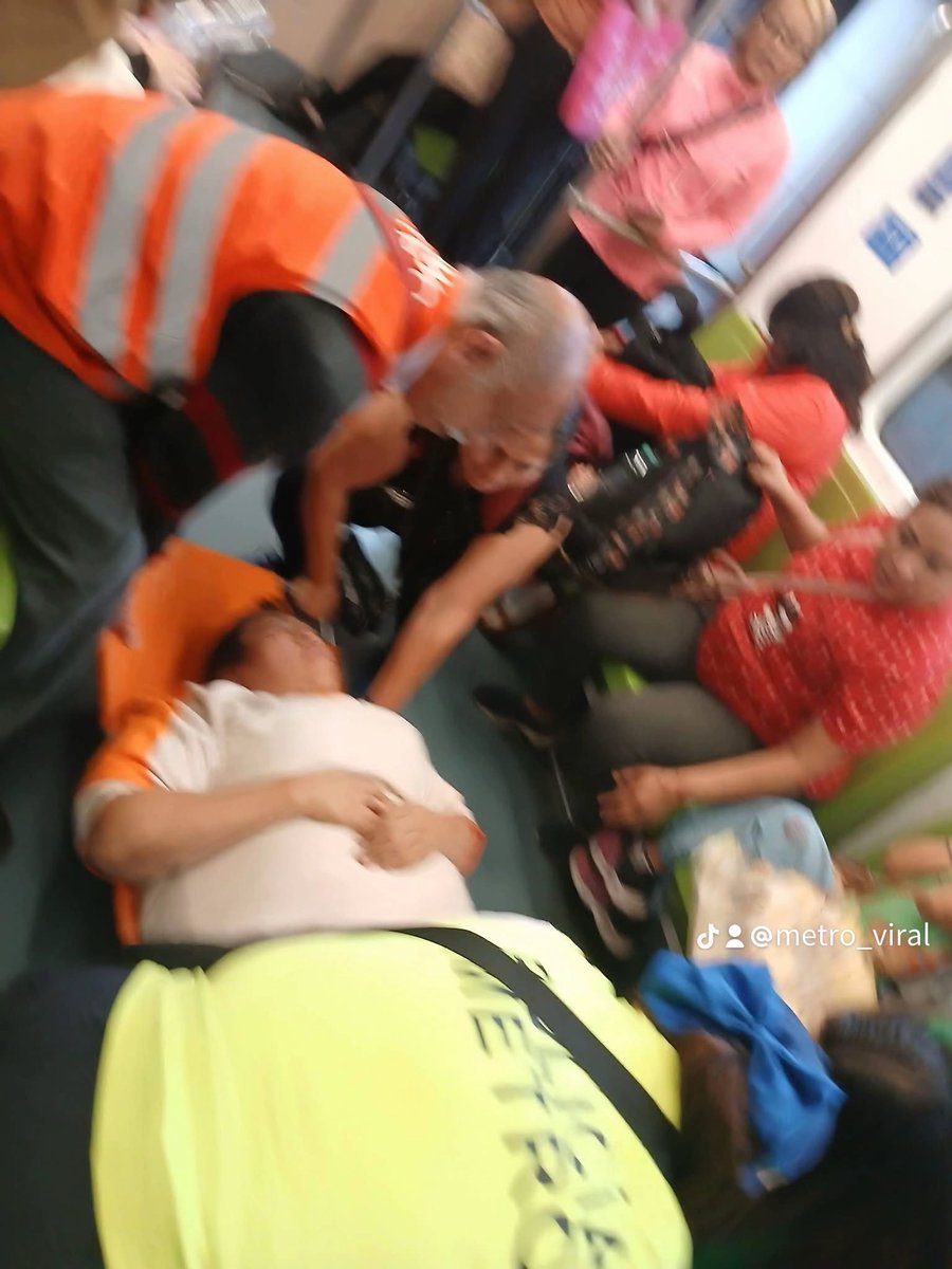 MetroViralMx's tweet photo. #ULTIMAHORA 

Fuerte accidente en el Metro Ciudad de México 🇲🇽 @MetroCDMX en el cual salieron lesionados usuarios 🚑🚨

Problemas en el Sistema de Frenado de un Convoy del #MetroCDMX provocó qué usuarios salieran en camilla y otros golpeados‼️⚠️

Consecuencias del NULO MANTENIMIENTO❌