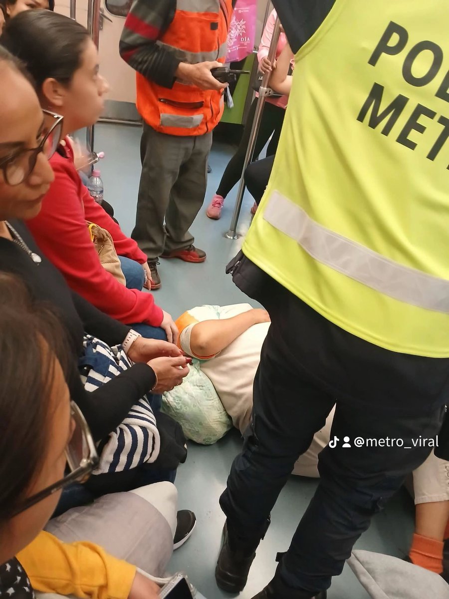 MetroViralMx's tweet photo. #ULTIMAHORA 

Fuerte accidente en el Metro Ciudad de México 🇲🇽 @MetroCDMX en el cual salieron lesionados usuarios 🚑🚨

Problemas en el Sistema de Frenado de un Convoy del #MetroCDMX provocó qué usuarios salieran en camilla y otros golpeados‼️⚠️

Consecuencias del NULO MANTENIMIENTO❌