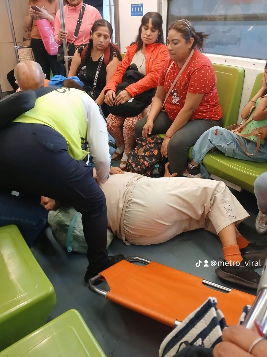 MetroViralMx's tweet photo. #ULTIMAHORA 

Fuerte accidente en el Metro Ciudad de México 🇲🇽 @MetroCDMX en el cual salieron lesionados usuarios 🚑🚨

Problemas en el Sistema de Frenado de un Convoy del #MetroCDMX provocó qué usuarios salieran en camilla y otros golpeados‼️⚠️

Consecuencias del NULO MANTENIMIENTO❌