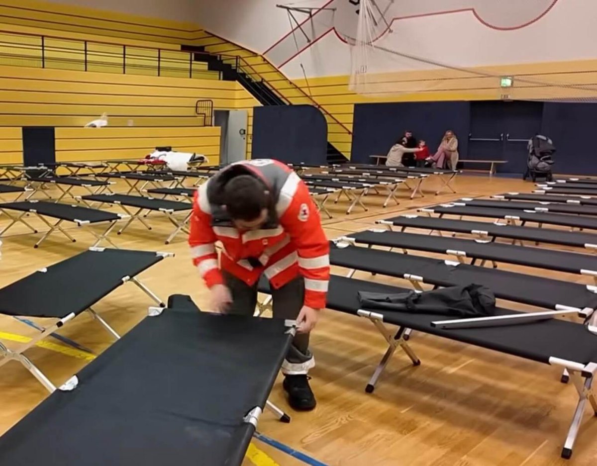 Doppelmoral, made in Germany:
Flüchtlinge wurden bei Engpässen in schicke Hotels gebracht – auf Staatskosten.
Alte, kranke Berliner dagegen landeten beim Stromausfall durch den Links-Terror in notdürftig beheizten Turnhallen.
Fürs moralische Schaulaufen wird geklotzt. Für die