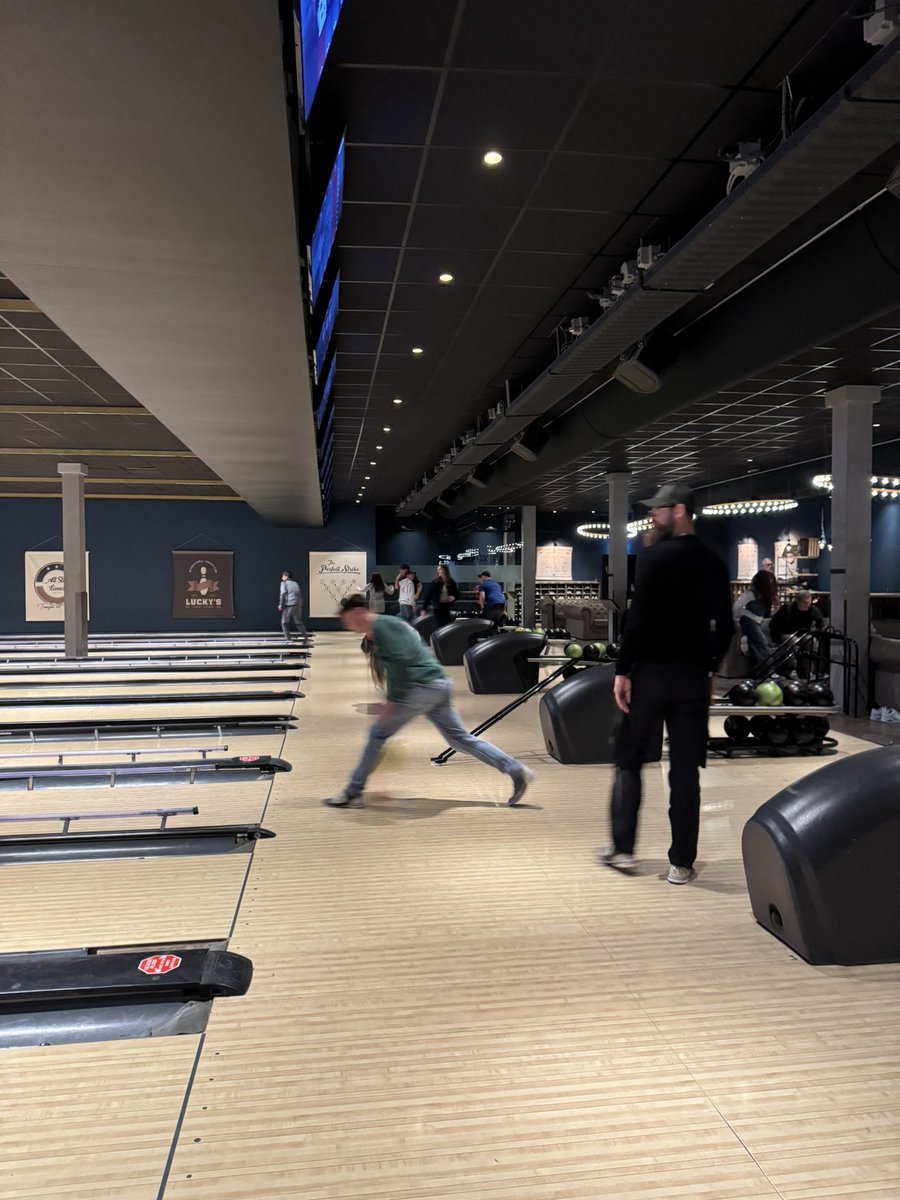 KAvanDaalenZn's tweet image. Zaterdag hebben we bij #Dekker geproost 🍾op het nieuwe jaar en kort teruggeblikt op 2025. 
Onder het genot van een hapje en drankje hebben heel wat kegels om gegooid 🎳 en bijgepraat.🗣️
We sloten af met🍕&amp;amp;🍝, het was ontzettend gezellig! 
Op naar een gezond en gelukkig 2026🥂🥳