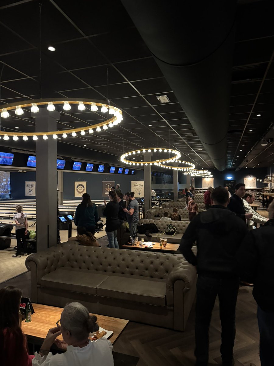 KAvanDaalenZn's tweet image. Zaterdag hebben we bij #Dekker geproost 🍾op het nieuwe jaar en kort teruggeblikt op 2025. 
Onder het genot van een hapje en drankje hebben heel wat kegels om gegooid 🎳 en bijgepraat.🗣️
We sloten af met🍕&amp;amp;🍝, het was ontzettend gezellig! 
Op naar een gezond en gelukkig 2026🥂🥳