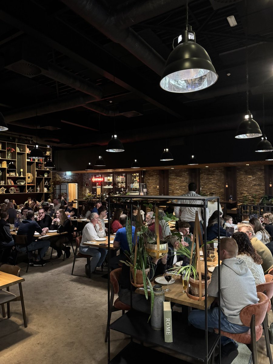 Zaterdag hebben we bij #Dekker geproost 🍾op het nieuwe jaar en kort teruggeblikt op 2025. 
Onder het genot van een hapje en drankje hebben heel wat kegels om gegooid 🎳 en bijgepraat.🗣️
We sloten af met🍕&amp;🍝, het was ontzettend gezellig! 
Op naar een gezond en gelukkig 2026🥂🥳