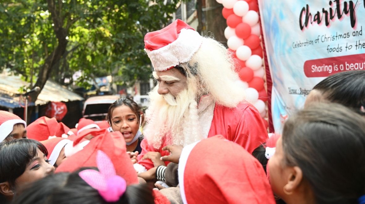 BittGenn's tweet photo. Ho...
Christmas in India...
क्रिसमस की बधाई - krisamas kee badhaee - Merry Christmas.
351 days until Christmas!!!😀
#SantaClaus #antisanta https://t.co/MHBscpq2XU