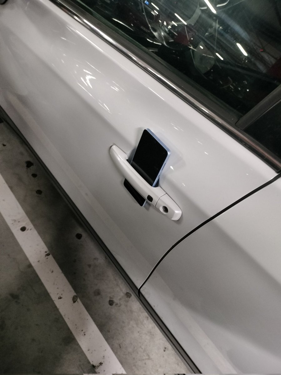 Me encontré un móvil en el capó de un coche y decidí ser buen ciudadano