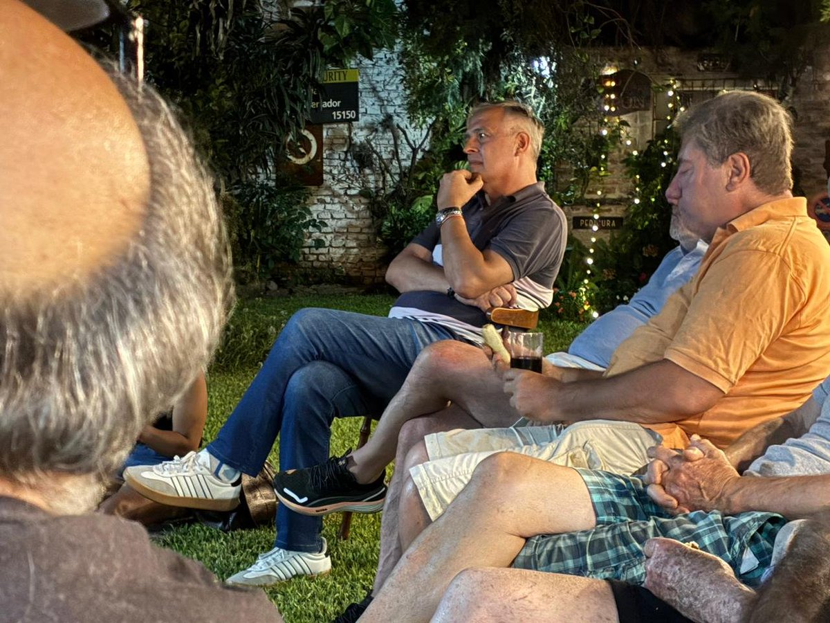 CERSyPA's tweet photo. 💬 Discutimos la reforma laboral, los salarios, el empleo, los tarifazos y los problemas que nos afectan diariamente.

Pensamos y reflexionamos juntos, con distintas miradas, cómo hacer de un municipio mejor y poner #PrimeroVicenteLópez para poner primero la Argentina. https://t.co/G1cFKVGGyE