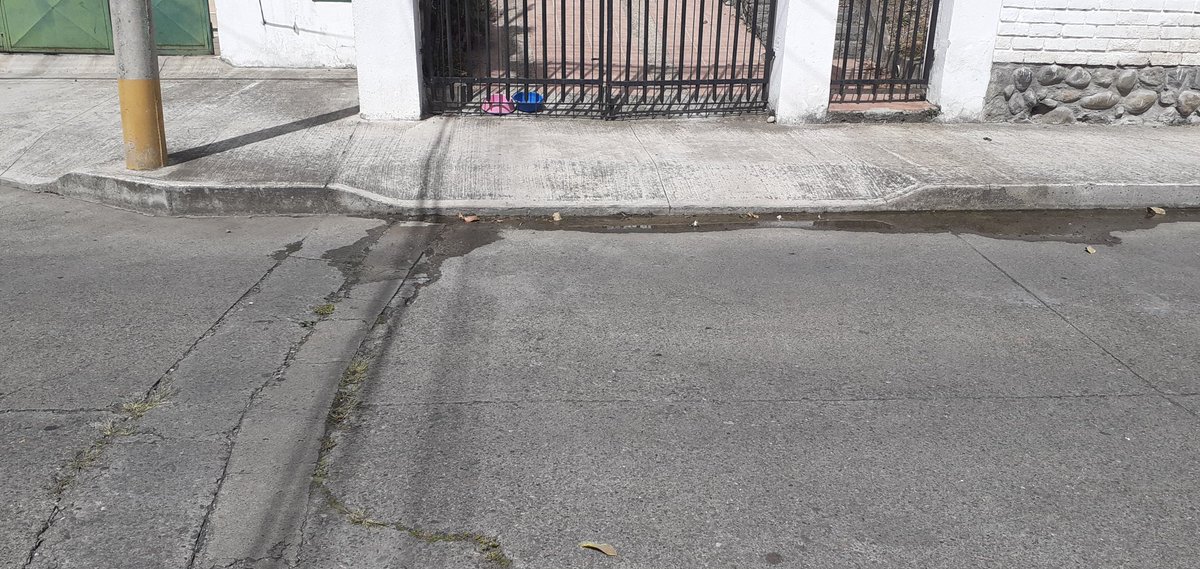 SebastinGaibor3's tweet photo. Señores @ETAPAOficial existe una fuga de agua en la calle Juan XXIII, sector Colegio República del Ecuador. https://t.co/Ysf2byIwhi