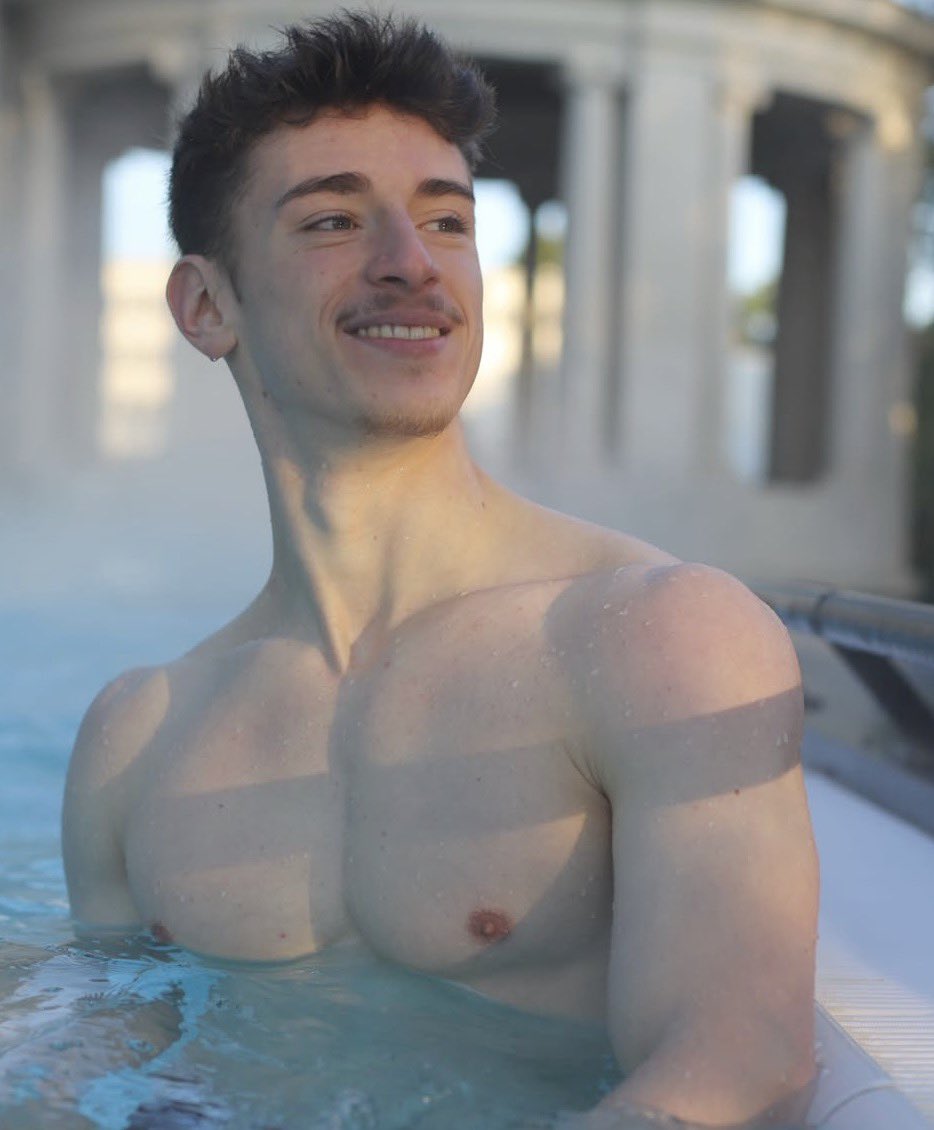 William Sapin, 20 ans, a été élu #MisterFranceLorraine. Étudiant en médecine et sportif, il représentera sa région dans quelques jours pour devenir #MisterFrance 2026, défendant la cause de « la lutte contre les violences sexuelles et sexistes ».

📸 krystof.photo