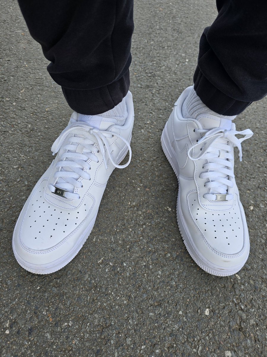 CalliCoxReal's tweet photo. FYI: I love that! 😏
#sneakers #nikeair #withe #twink https://t.co/ukAyczUVT9