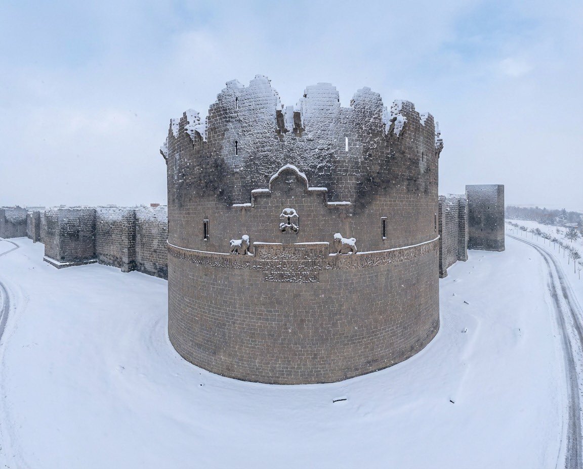 Yedi Kardeş Burcu ❄️
#Diyarbakır Surları 🌺

Ne filmler çekilir bu diyarda…
Öyle değil mi?

📸 Mehmet Kılıçoğlu