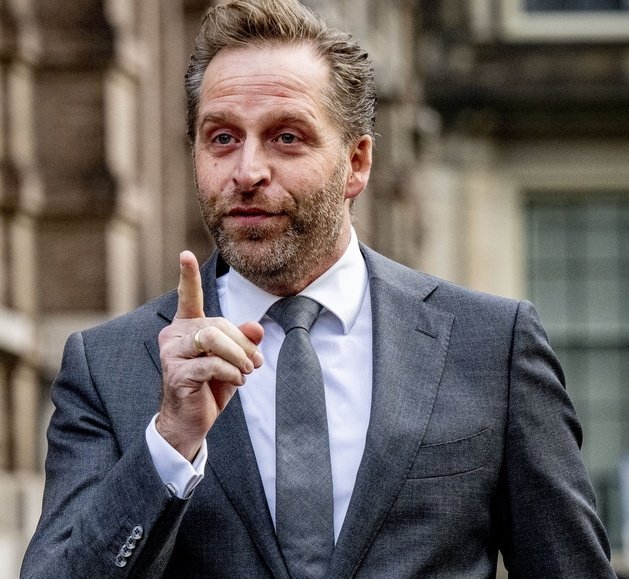 KAFKA_Dev's tweet image. Hugo de Jonge liet 5 MILJARD verdwijnen &amp;amp; er werden 70.000 aangiftes tegen hem gedaan wegens BEDREIGING! 
Eigenlijk zou hij ook GEARRESTEERD moeten worden! 

Doe een ❤️ &amp;amp; RT als je het eens bent!