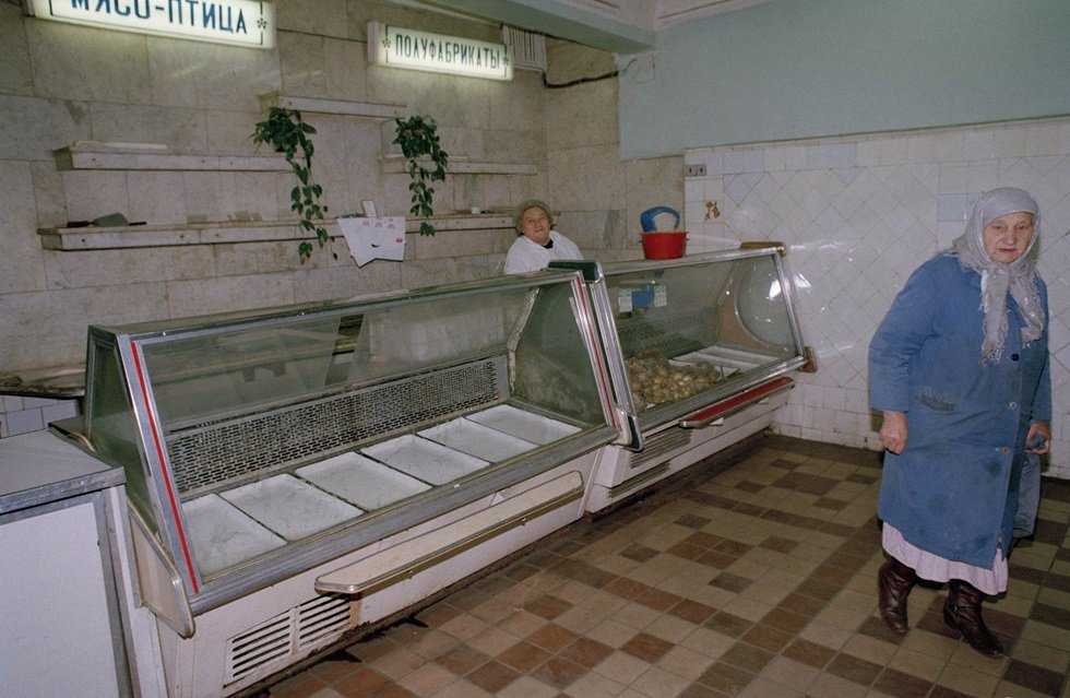 petite_michelle's tweet image. This post gained quite of attention so... here is part 2 of "warmth of collectivism" series.
A deficit wasn’t just “sometimes the supermarket is out of oat milk.” It was a whole system where you could have some money and still not be able to buy the thing. Because the thing