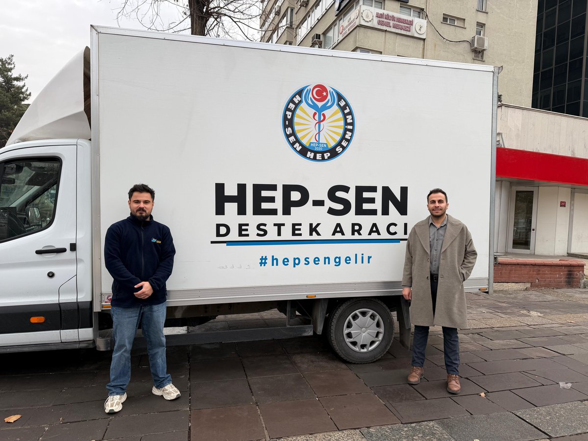 Bu fotoğraf, HEP-SEN'in sağlık emekçilerinin giyim mağduriyetine karşı başlattığı anlamlı bir dayanışma eyleminin parçası.
Sağlık Bakanlığı'nın yıllardır yetersiz kalan giyim yardımı karşısında sessiz kalmayan HEP-SEN, üyelerinin ve tüm sağlık çalışanlarının haklarını savunmak