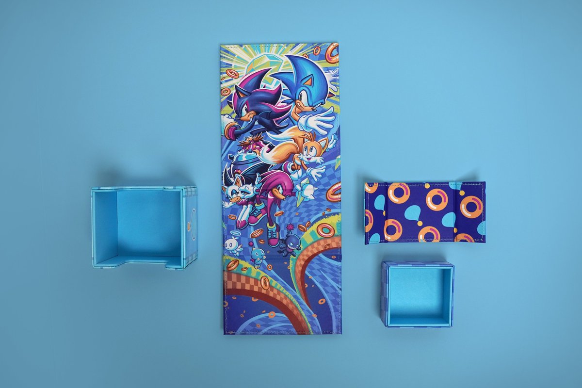 _VoidMonster's tweet image. Here's a closer look at what's coming this Friday!

Deck box details:
💫100% PU/faux leather interior and exterior
💫Fits 120 Single Sleeved or 100 Double Sleeved Cards
💫Features a removable dice tray

Playmat details:
💫13.5 in. x 23.5 in. Dimensions 
💫Premium Stitched Edges
