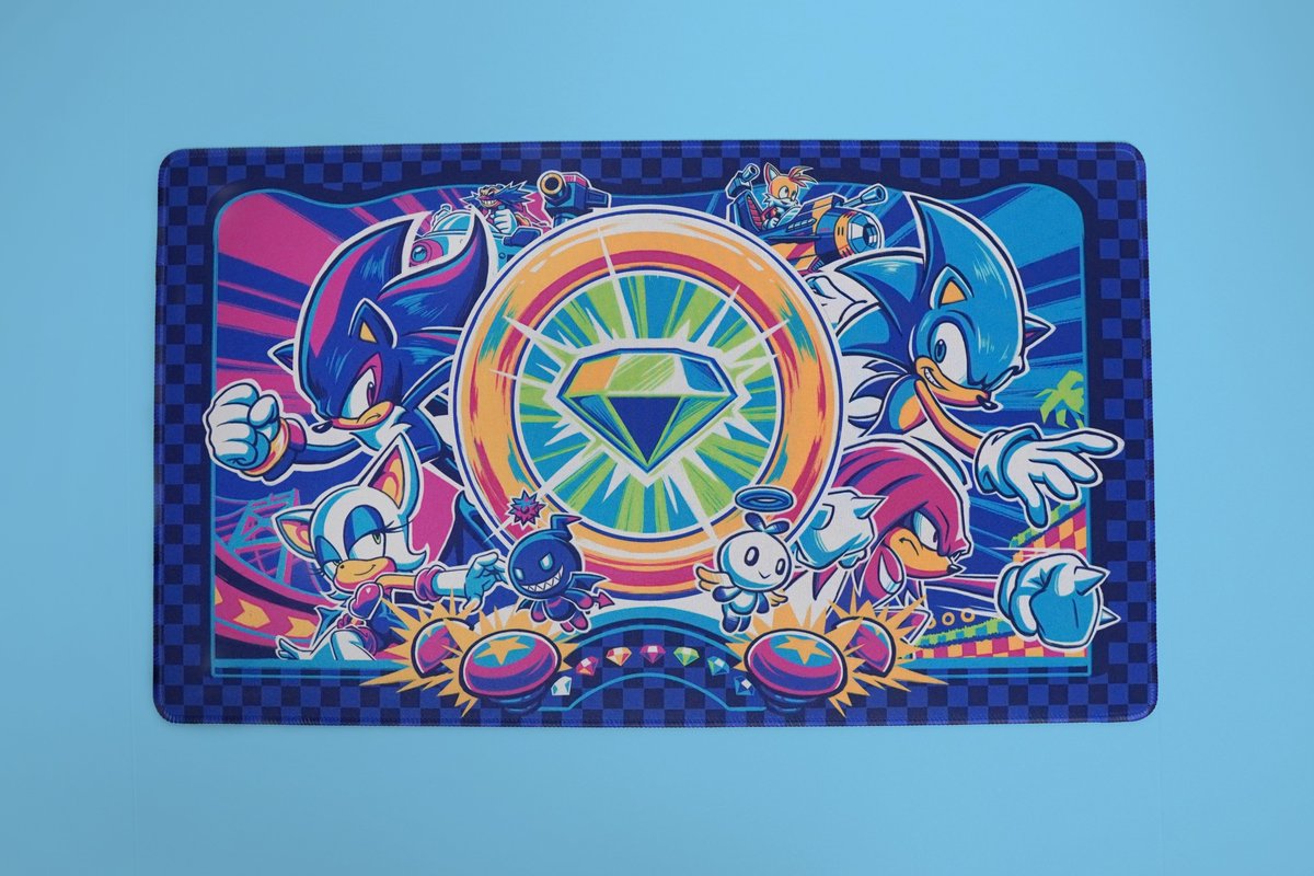 _VoidMonster's tweet image. Here's a closer look at what's coming this Friday!

Deck box details:
💫100% PU/faux leather interior and exterior
💫Fits 120 Single Sleeved or 100 Double Sleeved Cards
💫Features a removable dice tray

Playmat details:
💫13.5 in. x 23.5 in. Dimensions 
💫Premium Stitched Edges