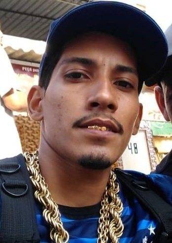 RioWarz21's tweet photo. CHARLINHO DO LIXÃO 🚩✌🏼

Com 19 anos já era respeitado nas favelas de Caxias, em meados de 2014 já liderava favelas como Lixão, Dique, Vila Ideal e Mangueirinha, que antes eram dominadas pelo sei pai

O mesmo também era amado por vários moradores

⚰️ Morto em 2019 pela PM https://t.co/9T5RtiOzvs