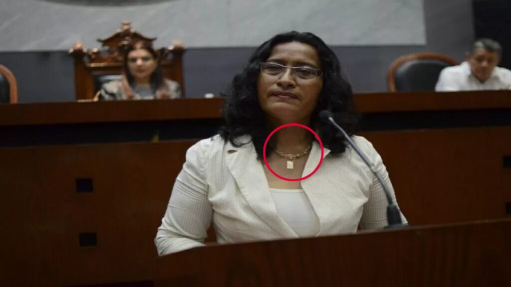 Ar1zZ17's tweet image. ¿Se acuerdan del collar Van Cleef &amp;amp; Arpels valuado en alrededor de 227 mil pesos que dijo la corrupta Abelina López que le regaló la gente, porque "la ama"? Bueno, hoy le giraron orden de presentación: la Fiscalía la acusa de cohecho.