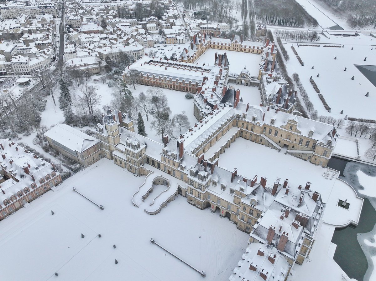 🔴 Il fait toujours beau au-dessus des nuages, mais moi si j’étais un oiseau, j’irais danser sur... 𝗹𝗮 𝗻𝗲𝗶𝗴𝗲 ! ❄️🎶🐦 #Neige

🌐 chateaudefontainebleau.fr
©️ <a href="/CHistoire/">Châteaux & Histoire</a> | Pierre Holley