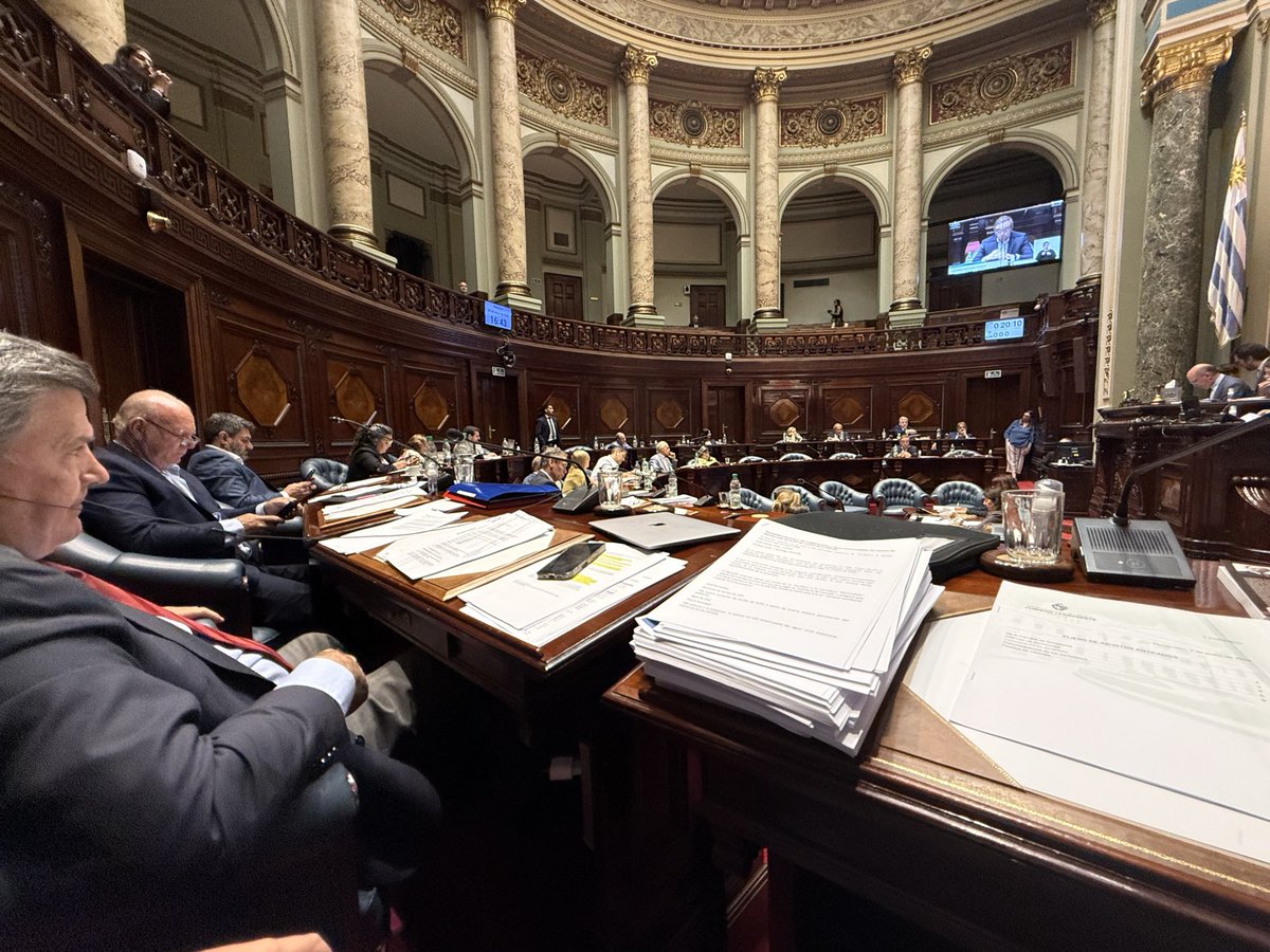 Juanma15's tweet photo. Suben el FONASA.
No lo dijeron en campaña.
No estaba en el Presupuesto.
Siempre lo mismo: la cuenta la paga la clase media que trabaja en blanco.
Gobernar metiendo la mano en el bolsillo es fácil.
Gobernar cuidando la plata de la gente, no.
La izquierda no sabe gobernar.
Sabe cobrar.