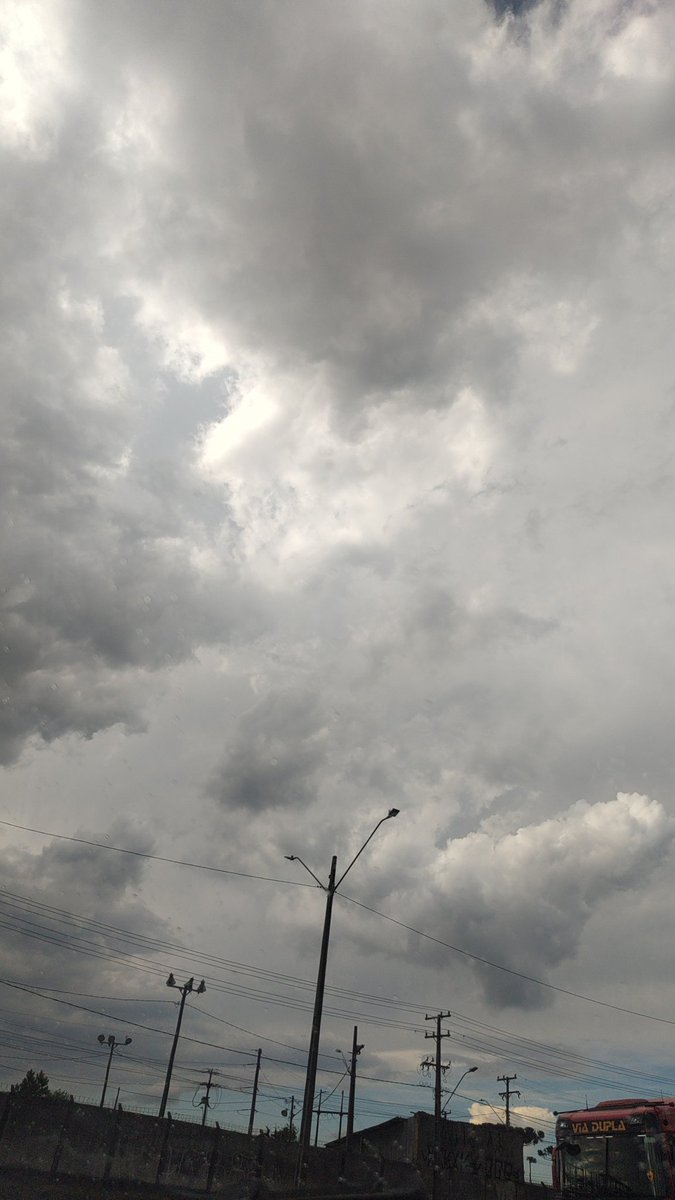 _Akaliu's tweet photo. @Coritiba Tô indo pro couto e começou a chover,zikou o clima adm https://t.co/9QVMVETxrt